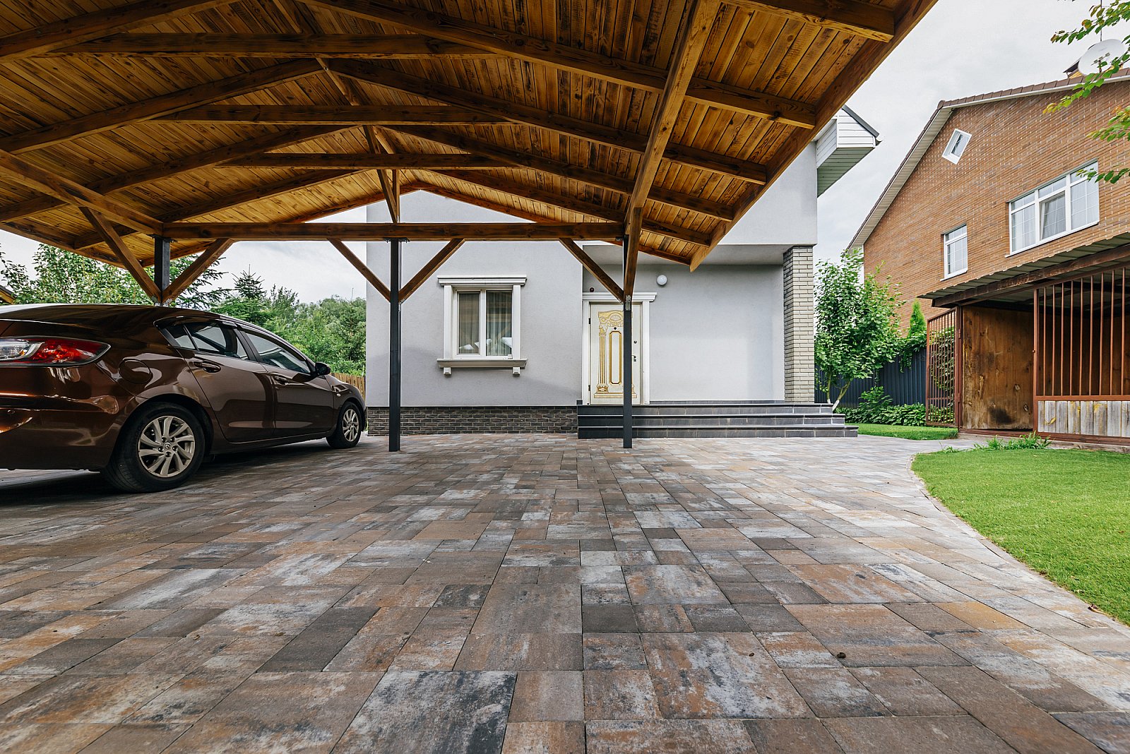 Тротуарна плитка для заїзду автомобілів у двір: що потрібно знати?